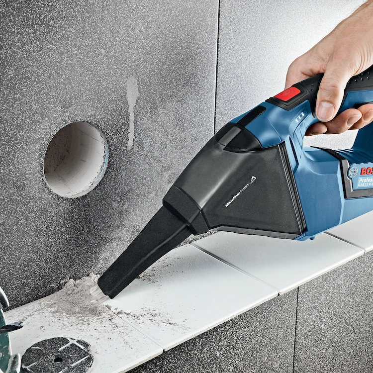 Aspiradora Bosch GAS 12V compacta inalámbrica con boquilla rinconera en Siglo21 usando