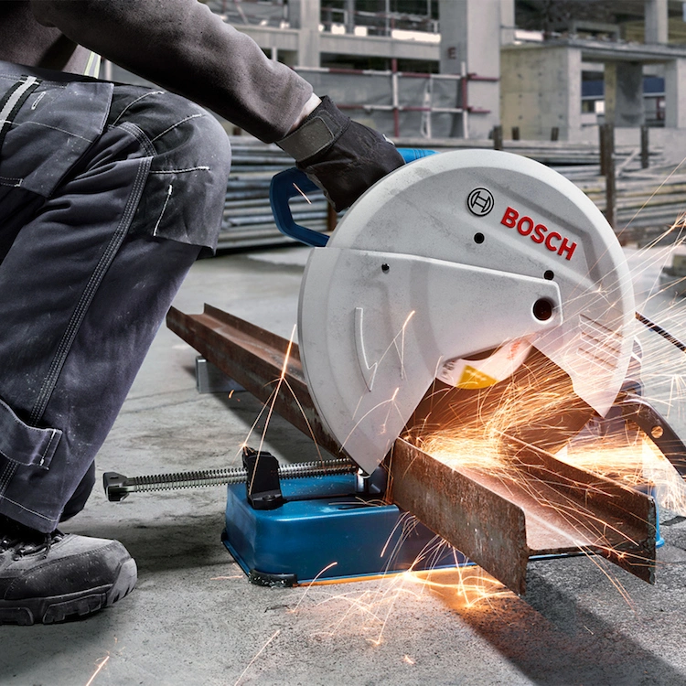 Sierra sensitiva Bosch GCO 230 2300 W con disco 14 pulgadas y protector de chispas usando